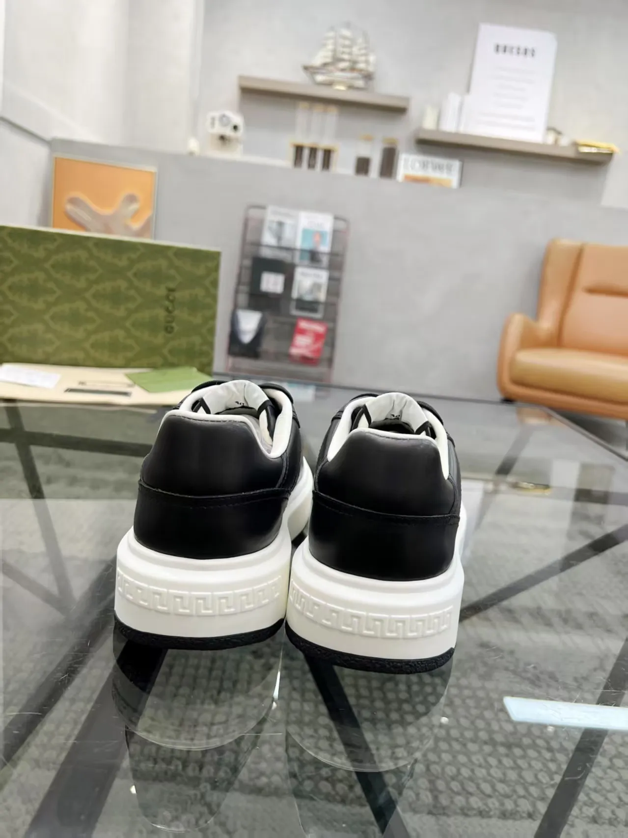 P440 new men's shoes GUCCI [Lightning] latest shoes are shipped. Original quality, fashionable, special materials, sheepskin lining, new packaging. The foot feels super comfortable and the workmanship is impeccable. Size: 38-45